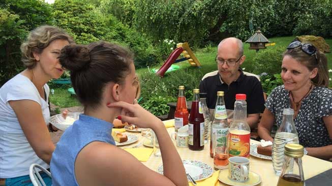 *Alumnitreffen_Tisch_draussen